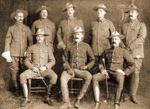 En gruppe frivillige i North West Mounted Police, Montreal, Canada. (Sepia-bilde)